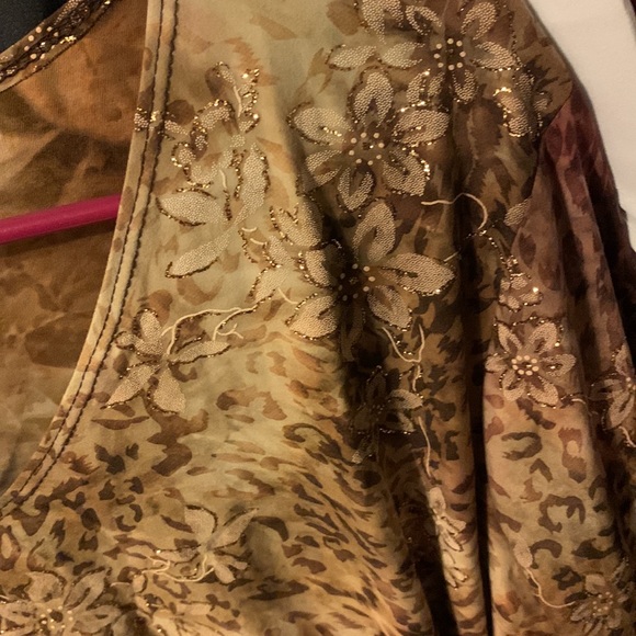 Dress Barn Woman Size 2X beautiful sparkly top! - Picture 3 of 5